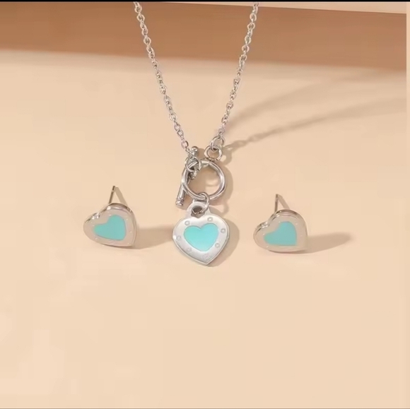 Luxury Silver Heart Necklace and Earring Set - Picture 4 of 4